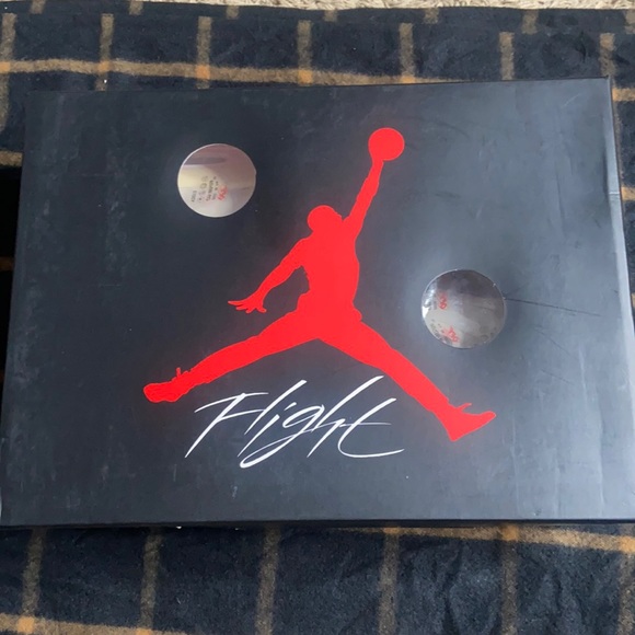 Selling my off white Jordan 4’s come with the box never wear them